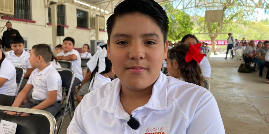 Agradecen alumnos de San Pedro de la Cueva a Gobernador Durazo por entrega de becas