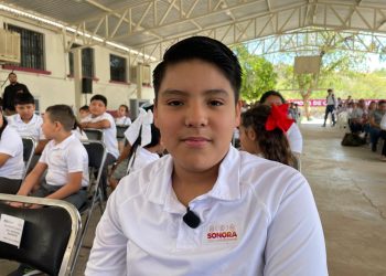 Agradecen alumnos de San Pedro de la Cueva a Gobernador Durazo por entrega de becas