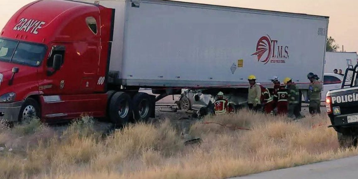 Pierde la vida en choque carretero al huir de la justicia