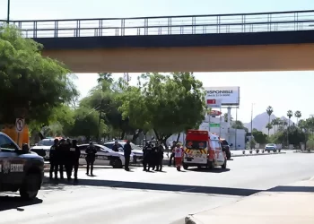 Se lanza joven de puente peatonal entre la Unison y hospital universitario