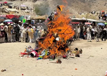 Con quema de máscaras, celebran yaquis Sábado de Gloria en Hermosillo