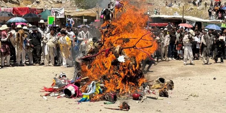 Con quema de máscaras, celebran yaquis Sábado de Gloria en Hermosillo