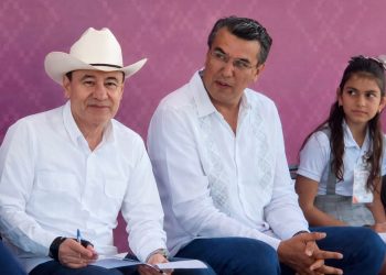 Ramón Flores acompaña a Alfonso Durazo en entrega de becas en Soyopa y Mazatán