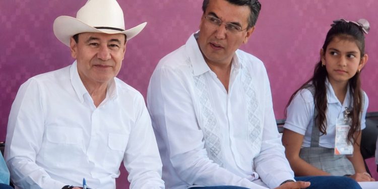 Ramón Flores acompaña a Alfonso Durazo en entrega de becas en Soyopa y Mazatán