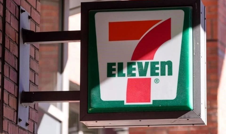 Prevé 7-Eleven cerrar 645 tiendas en EU y Canadá este año