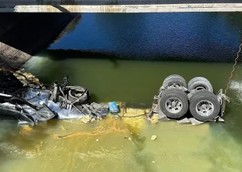 Tráiler con químicos cae a canal en Cajeme