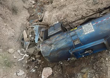 Muere chofer al caer a barranco en la carretera Mazocahui-Moctezuma