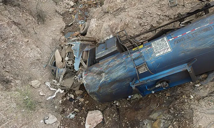 Muere chofer al caer a barranco en la carretera Mazocahui-Moctezuma