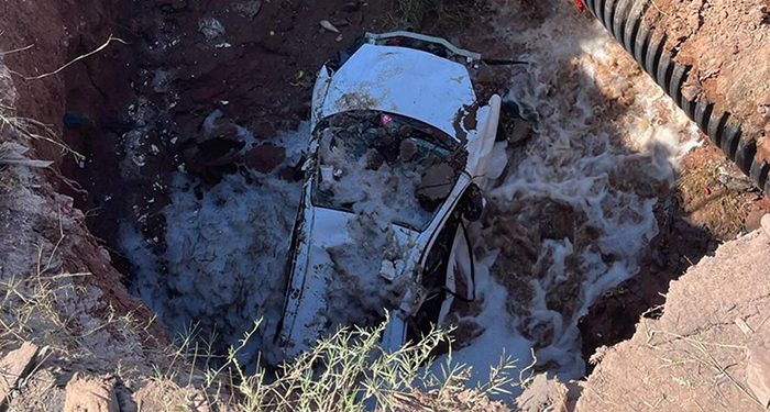 Socavón se traga a automóvil en Cajeme