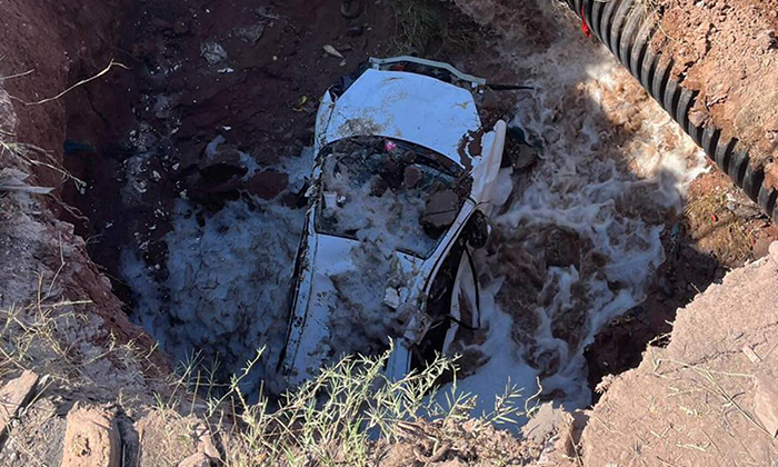 Socavón se traga a automóvil en Cajeme