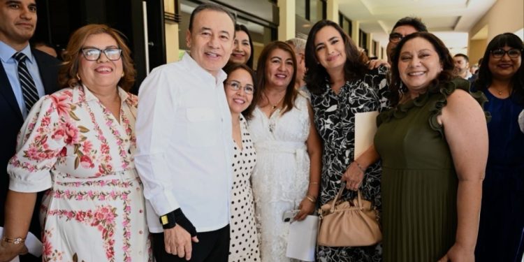 Gobernador Durazo reconoce vocación transformadora de las maestras y maestros en su día