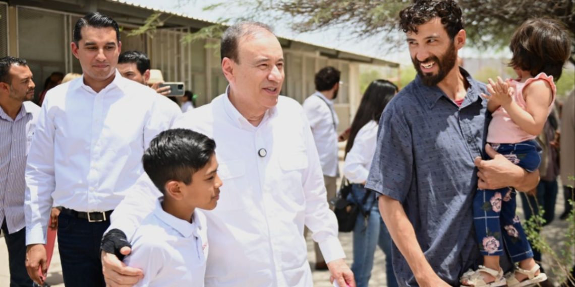 Arranca Gobernador Durazo distribución de uniformes escolares gratuitos Sonora