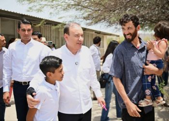 Arranca Gobernador Durazo distribución de uniformes escolares gratuitos Sonora