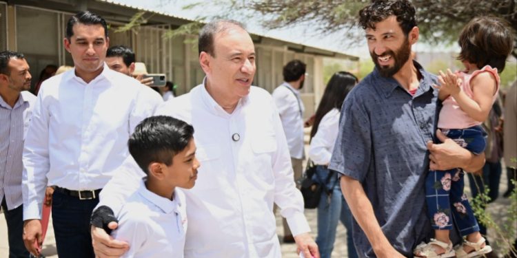 Arranca Gobernador Durazo distribución de uniformes escolares gratuitos Sonora