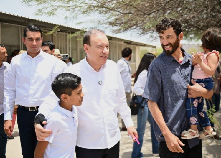 Arranca Gobernador Durazo distribución de uniformes escolares gratuitos Sonora