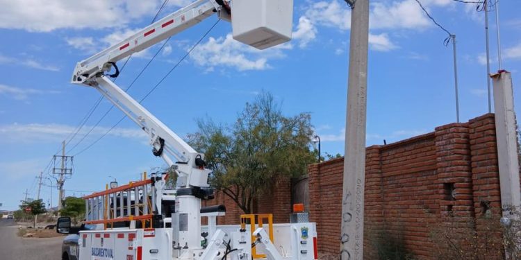 Mantiene Ayuntamiento de Guaymas trabajos permanentes de reparación de luminarias en distintos sectores del municipio