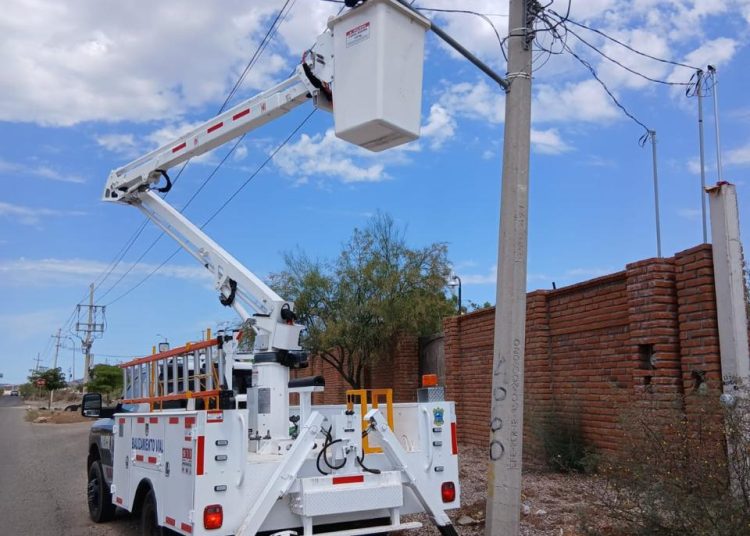 Mantiene Ayuntamiento de Guaymas trabajos permanentes de reparación de luminarias en distintos sectores del municipio