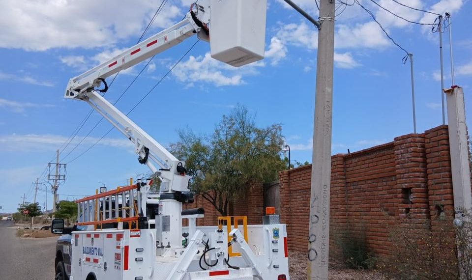Mantiene Ayuntamiento de Guaymas trabajos permanentes de reparación de luminarias en distintos sectores del municipio