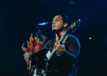Nodal le canta al desamor en “Miel con licor”, su nuevo sencillo