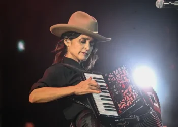 Julieta Venegas canta a las mujeres que viven el futbol