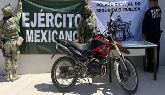 Aseguran PESP y Defensa motocicleta robada y narcótico en Guaymas