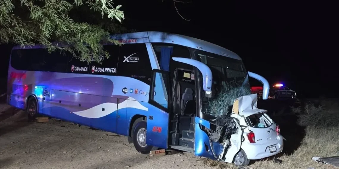 Choque entre autobús y auto deja una muerte en Peñasco