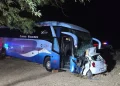 Choque entre autobús y auto deja una muerte en Peñasco