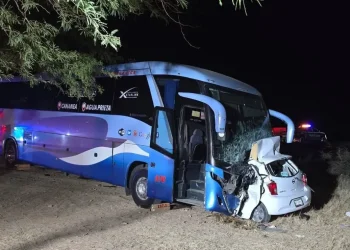 Choque entre autobús y auto deja una muerte en Peñasco