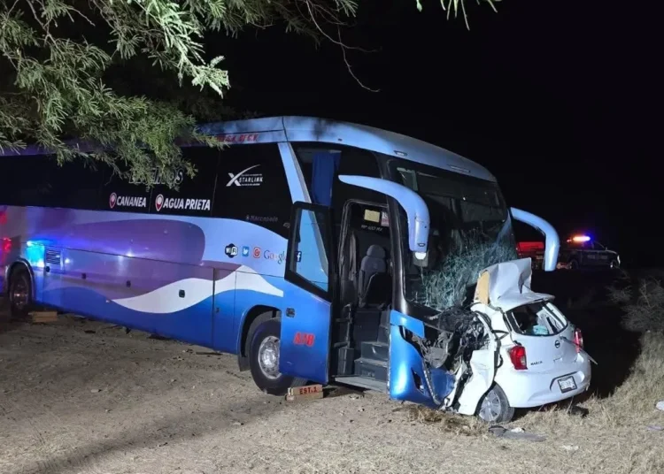 Choque entre autobús y auto deja una muerte en Peñasco