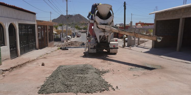 Intensifica Ayuntamiento de Guaymas acciones de bacheo en diferentes sectores de la ciudad
