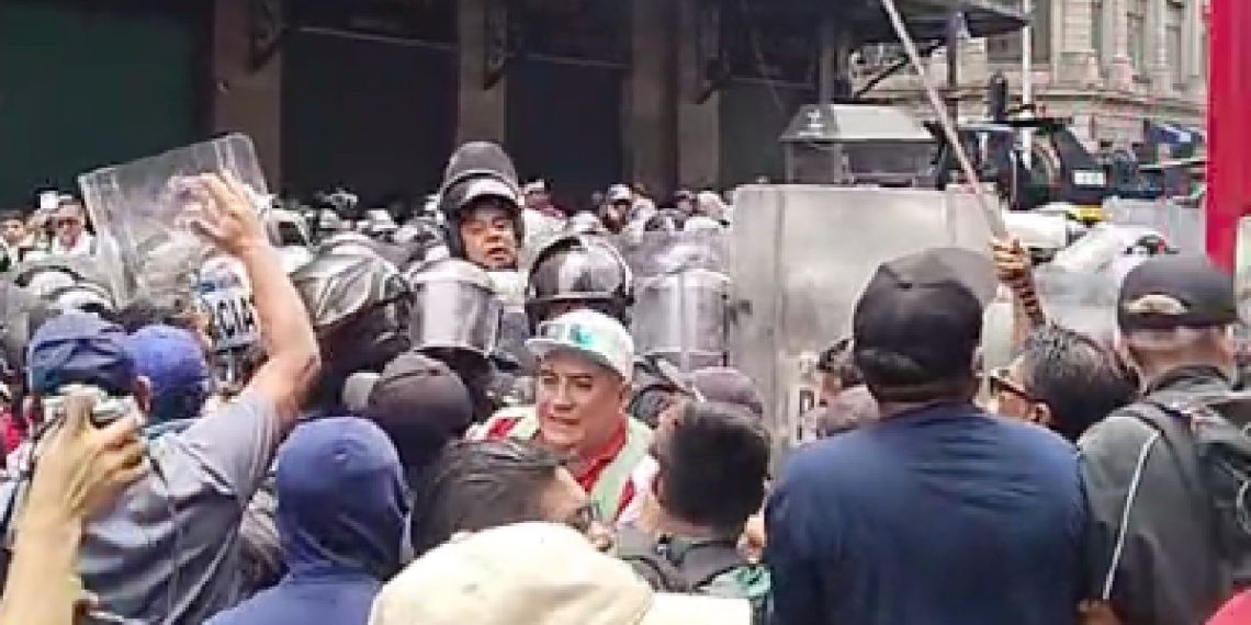 Con escudos y gases, policía impide plantón de CNTE en el Zócalo