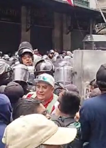 Con escudos y gases, policía impide plantón de CNTE en el Zócalo