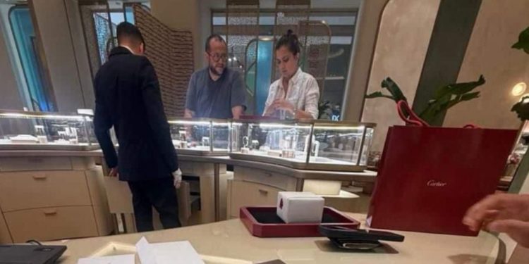 Captan a José Ramón, hijo mayor de López Obrador, en la tienda de lujo Cartier de Cancún