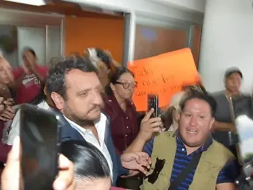 Entre abucheos y protestas reciben a Ariadna Montiel y a “Andy” López Beltrán en Chihuahua