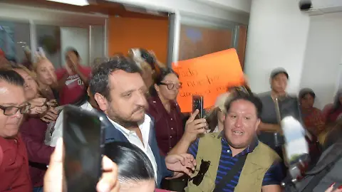 Entre abucheos y protestas reciben a Ariadna Montiel y a “Andy” López Beltrán en Chihuahua