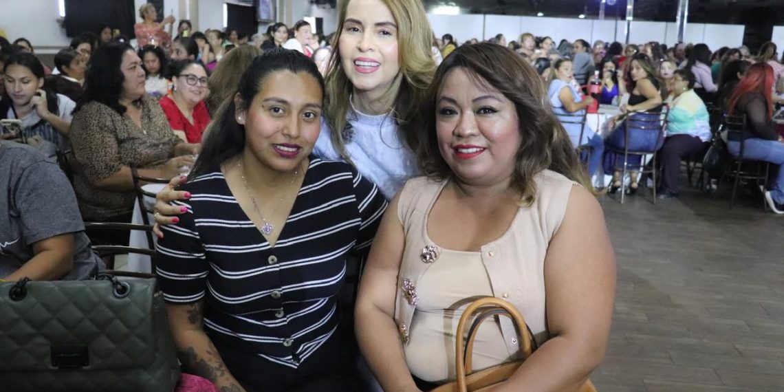 Celebra Marcela Maval a más de 600 mamás en Nogales