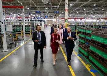 Encabeza Sheinbaum anuncio de inversión de General Motors por mil mdd para producir 80 mil autos anuales
