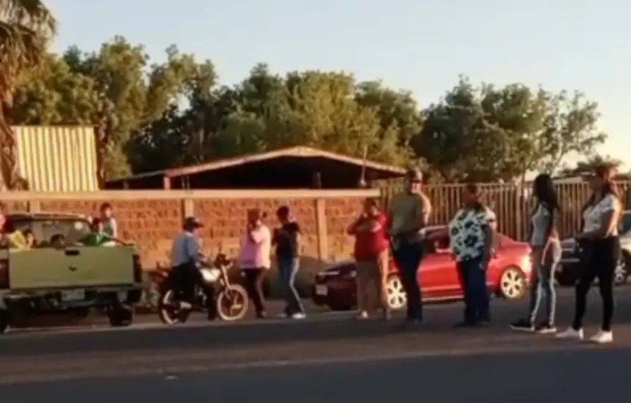 Toman carretera Etchojoa-Bacobampo