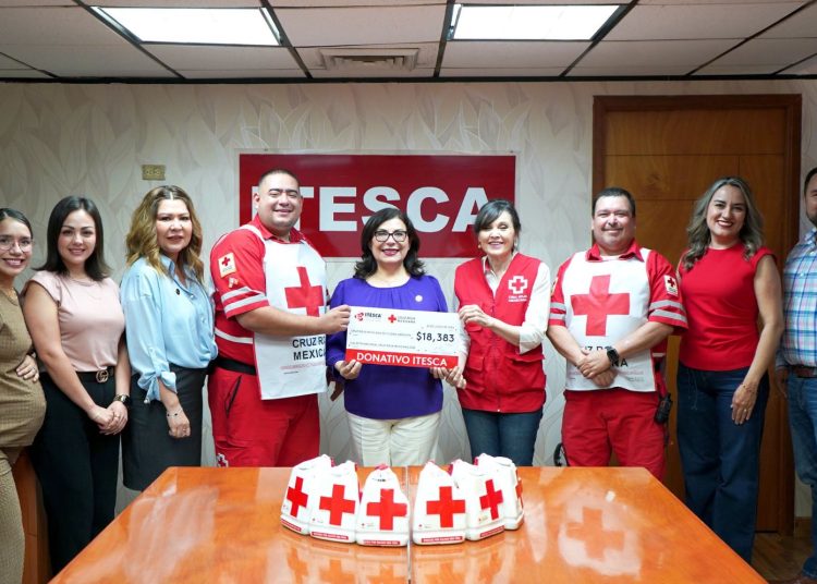 Comunidad educativa de Itesca apoya con donativo a la Cruz Roja