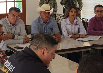 Ramón Flores participa en reunión de coordinación para atender incendio forestal en Arivechi y Sahuaripa