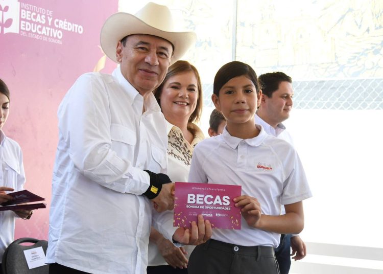 Lleva Gobernador Durazo becas, obras y servicios gratuitos a miles de familias de la sierra sonorense