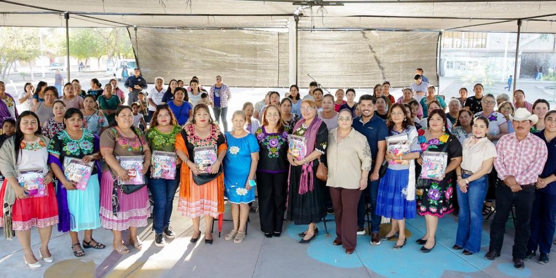 Entrega Ayuntamiento de Guaymas kits de bordado a mujeres de Vícam