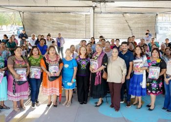 Entrega Ayuntamiento de Guaymas kits de bordado a mujeres de Vícam