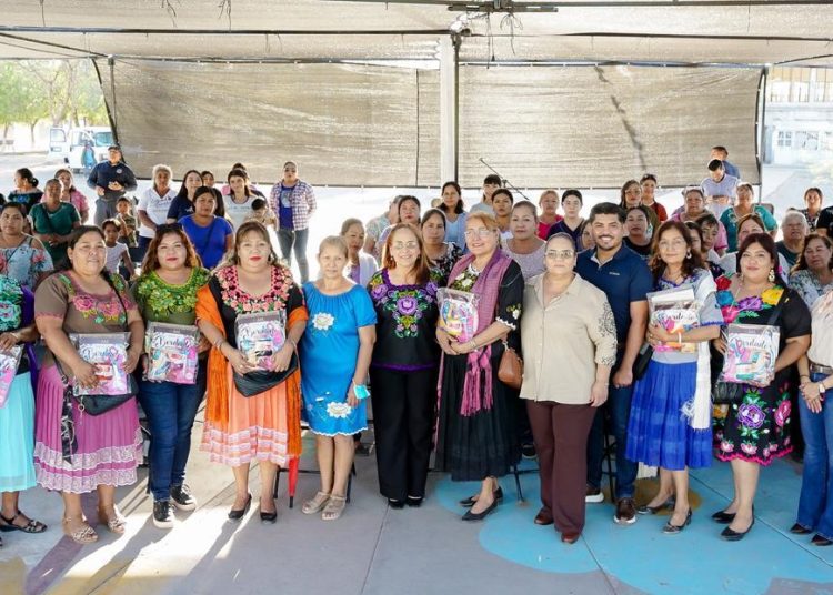 Entrega Ayuntamiento de Guaymas kits de bordado a mujeres de Vícam