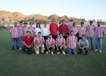 Ramón Flores entrega uniformes deportivos a equipos locales y refrenda su compromiso con la juventud y el deporte