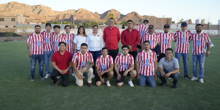 Ramón Flores entrega uniformes deportivos a equipos locales y refrenda su compromiso con la juventud y el deporte