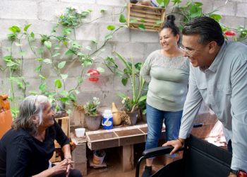 Ramón Flores cumple jornada de trabajo en Guaymas con entrega de apoyos a familias