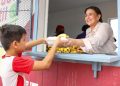 Supervisa alcaldesa Karla Córdova operación de comedor escolar; programa beneficia a miles de alumnos