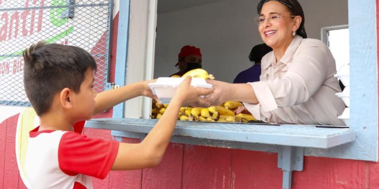 Supervisa alcaldesa Karla Córdova operación de comedor escolar; programa beneficia a miles de alumnos