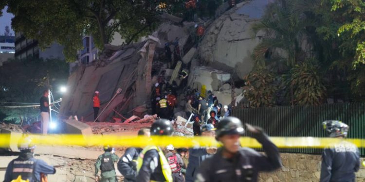 Dos fuertes terremotos sacuden Venezuela, provocando el derrumbe de edificios y viviendas en Caracas
